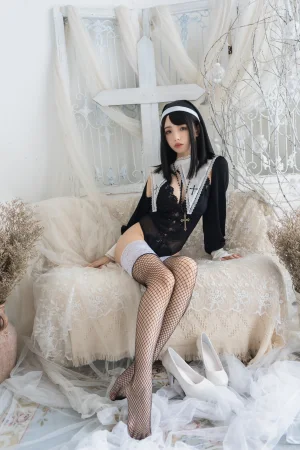 《危险祈祷（修女）》｜雯仔不讲道理 · 31张写真、3 个视频