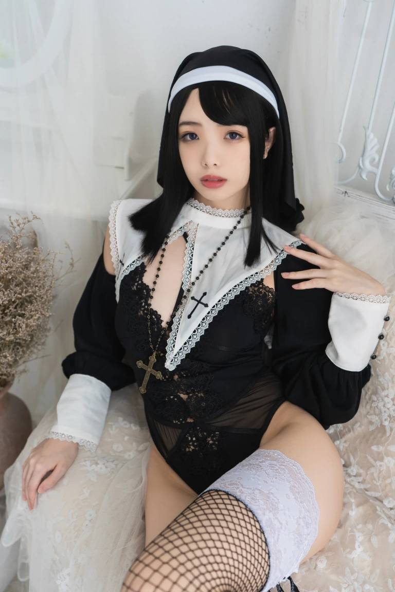 《危险祈祷（修女）》｜雯仔不讲道理 · 31张写真、3 个视频