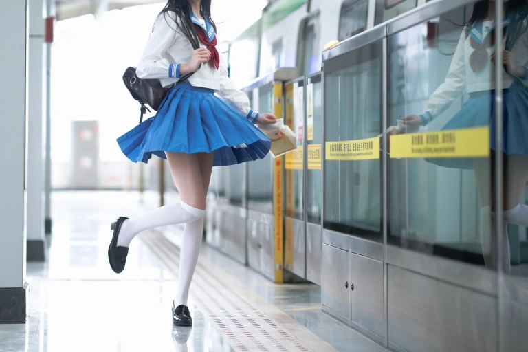 《地铁jk》｜桜桃喵 · 33张写真