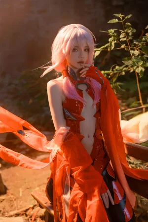 《罪恶王冠 楪祈》｜桜桃喵 · 48张写真、3 个视频