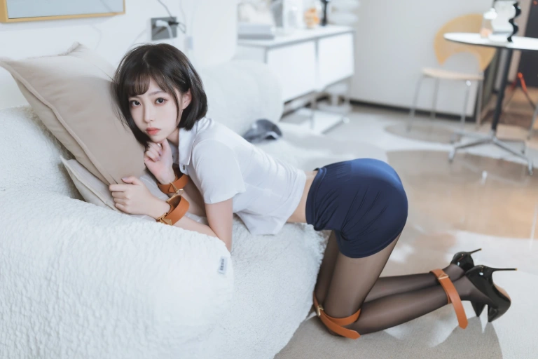 《束缚黑丝》｜许岚 · 61张写真、5 个视频