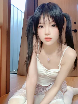 《碎花 自拍》｜桜桃喵 · 16张写真