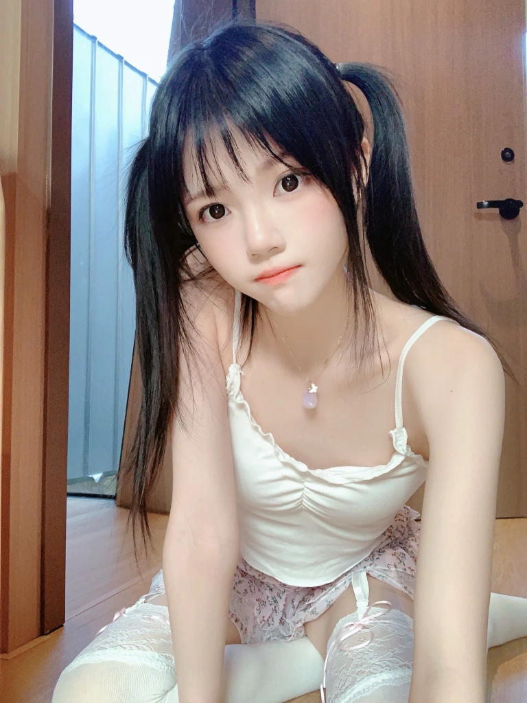 《碎花 自拍》｜桜桃喵 · 16张写真