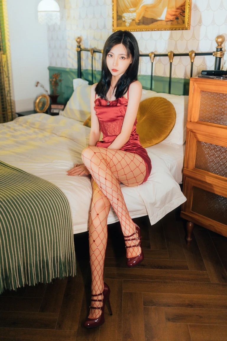 《网袜红裙》｜许岚 · 40张写真