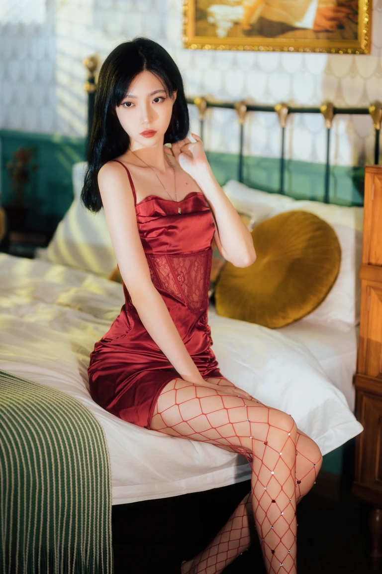 《网袜红裙》｜许岚 · 40张写真