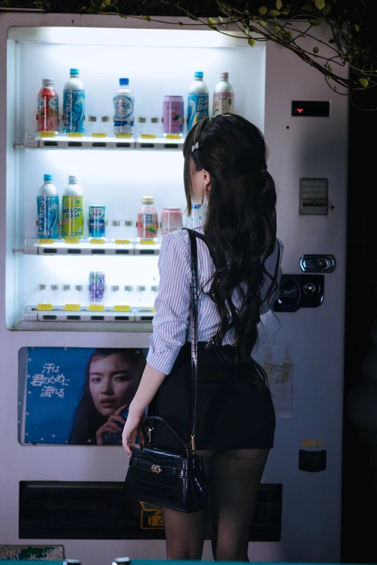 《下班的OL》｜日奈娇(椎名莜) · 188张写真、6 个视频