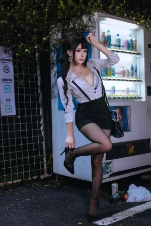 《下班的OL》｜日奈娇(椎名莜) · 188张写真、6 个视频