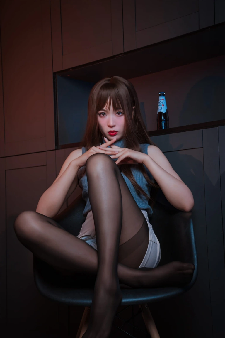 《NO.22 – 微醺喝醉了OL》｜轩萧学姐 · 57张写真