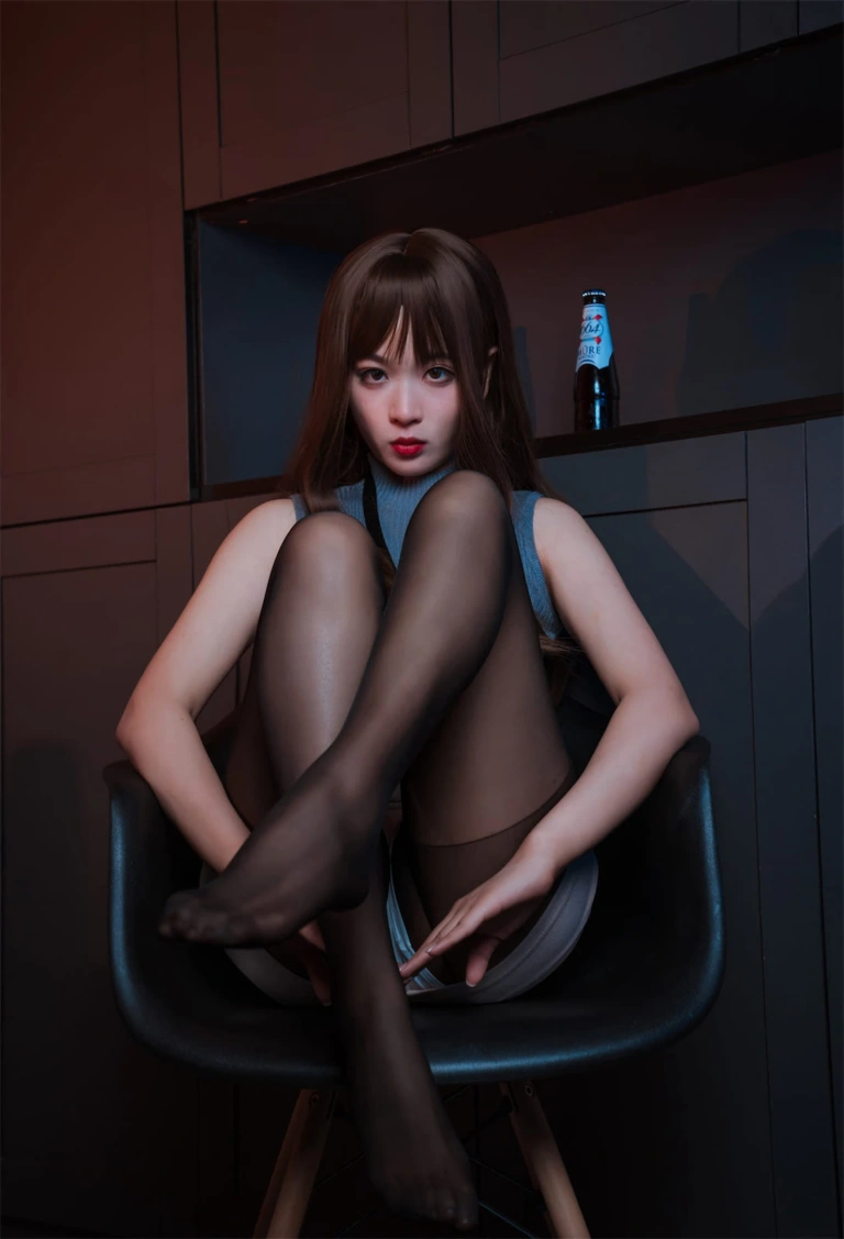 《NO.22 – 微醺喝醉了OL》｜轩萧学姐 · 57张写真