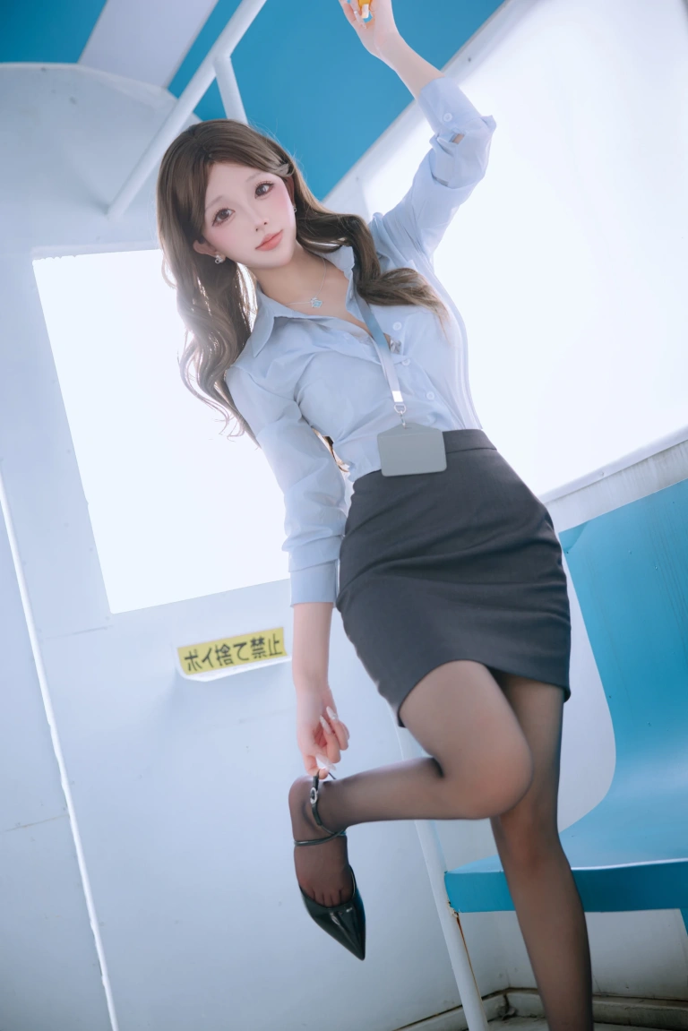 《电车上班族》｜日奈娇(椎名莜) · 242张写真、4 个视频