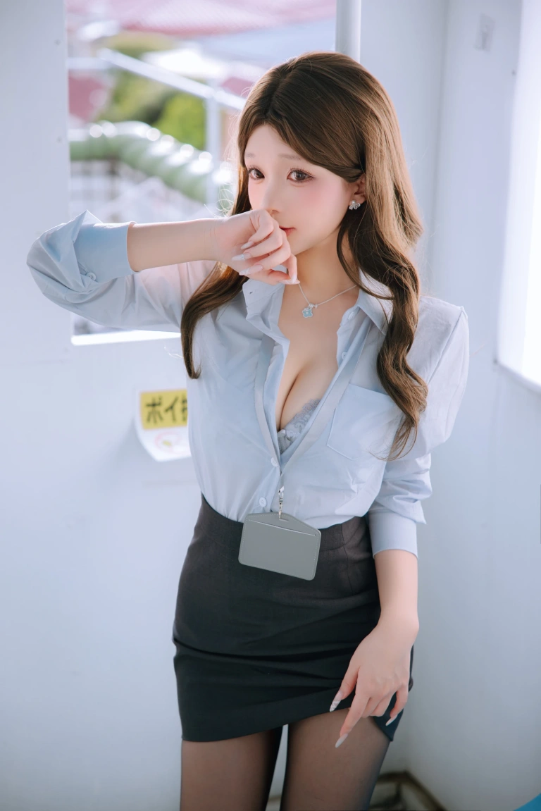 《电车上班族》｜日奈娇(椎名莜) · 242张写真、4 个视频