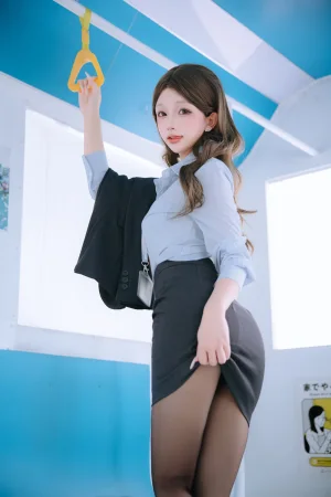 《电车上班族》｜日奈娇(椎名莜) · 242张写真、4 个视频