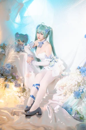 《2024年02月计划A 初音未来 粉蝶花精灵》｜星之迟迟 · 54张写真、1 个视频