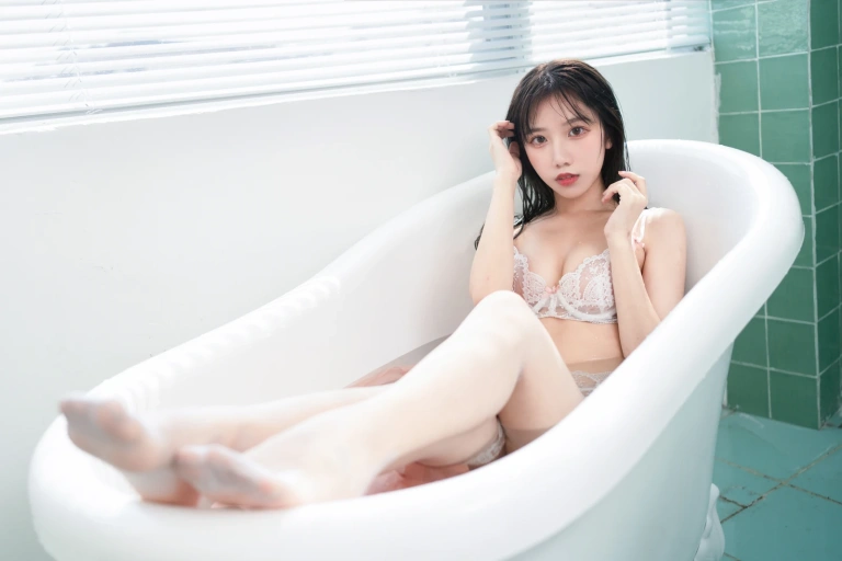 《浴缸》｜果咩酱 · 25张写真