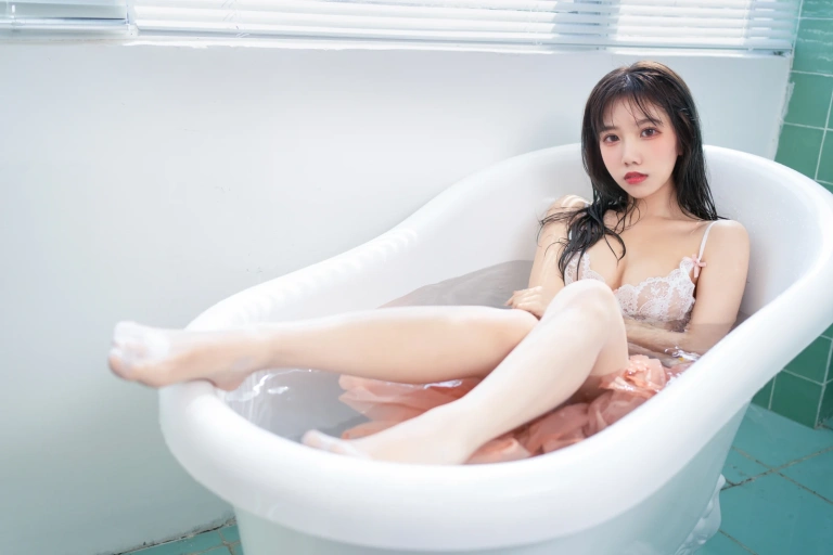 《浴缸》｜果咩酱 · 25张写真