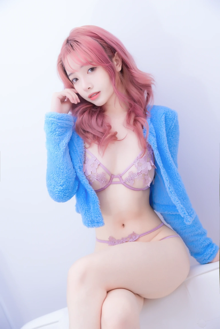 《蓝粉色》｜雯仔不讲道理 · 22张写真、2 个视频