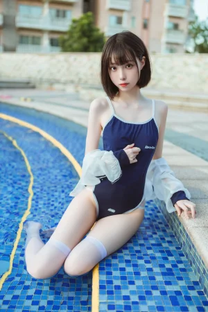 《泳池竞泳》｜许岚 · 40张写真