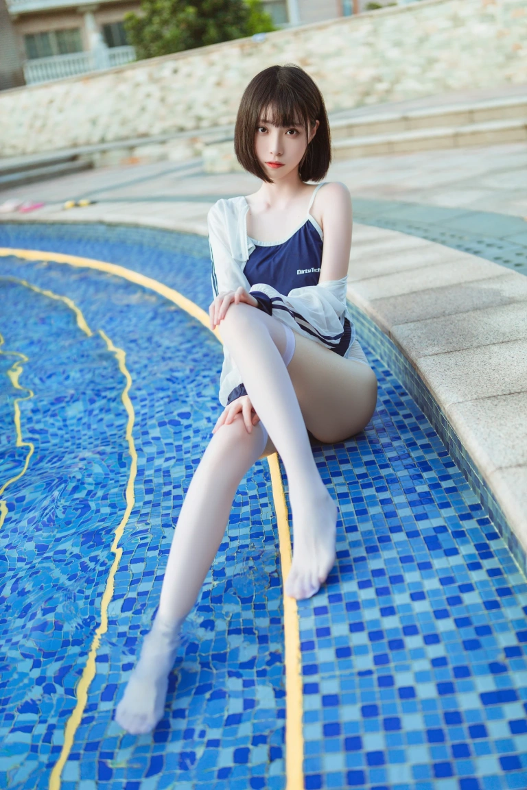 《泳池竞泳》｜许岚 · 40张写真