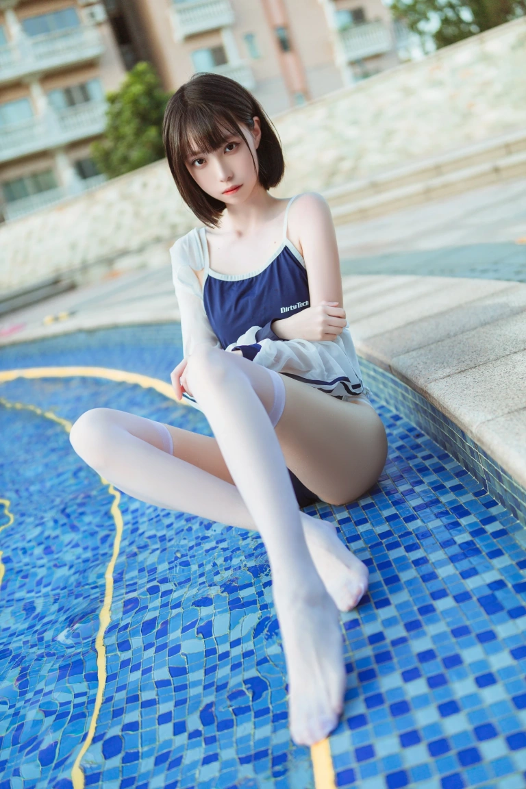 《泳池竞泳》｜许岚 · 40张写真