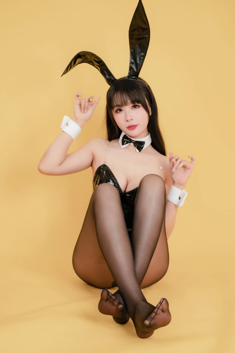 《NO.33 – 新春福兔 黑兔女郎》｜轩萧学姐 · 20张写真