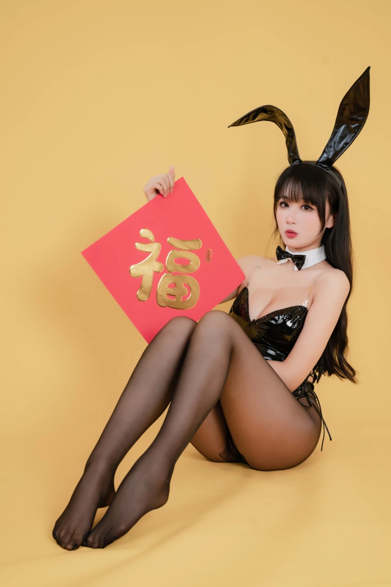 《NO.33 – 新春福兔 黑兔女郎》｜轩萧学姐 · 20张写真