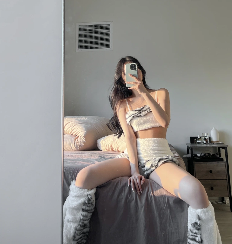 《小老虎》｜果咩酱 · 45张写真、3 个视频