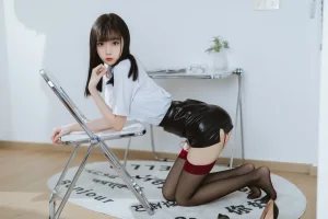 《黑丝皮裙》｜许岚 · 54张写真、2 个视频