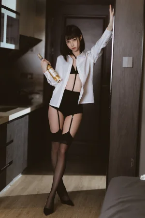 《醉酒OL》｜许岚 · 60张写真、2 个视频