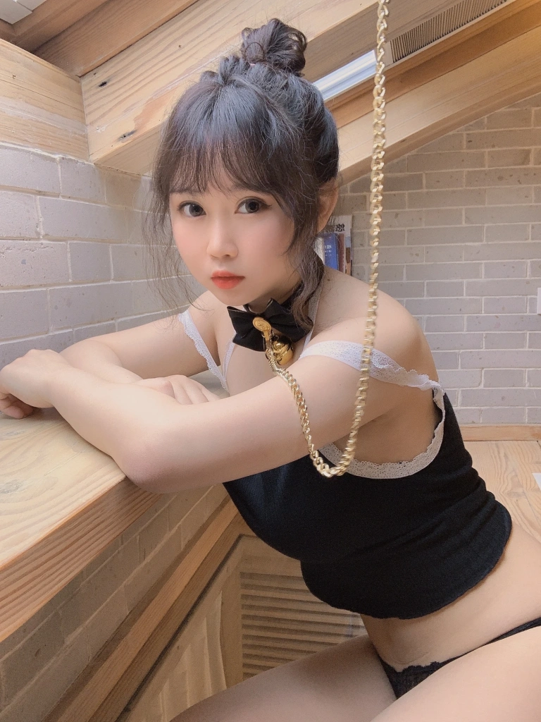 《囚禁》｜依酱 · 39张写真、2 个视频