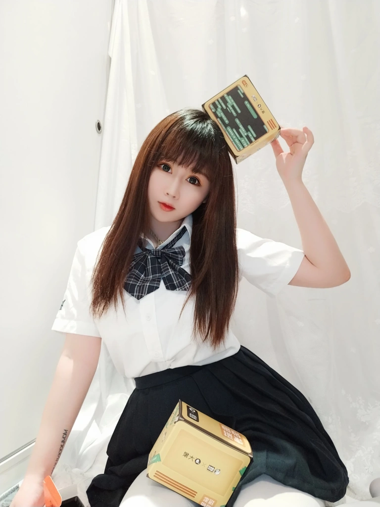 《JK捆绑》｜依酱 · 20张写真