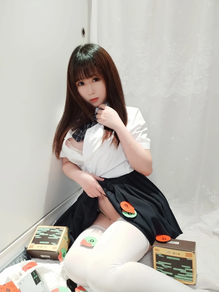 《JK捆绑》｜依酱 · 20张写真