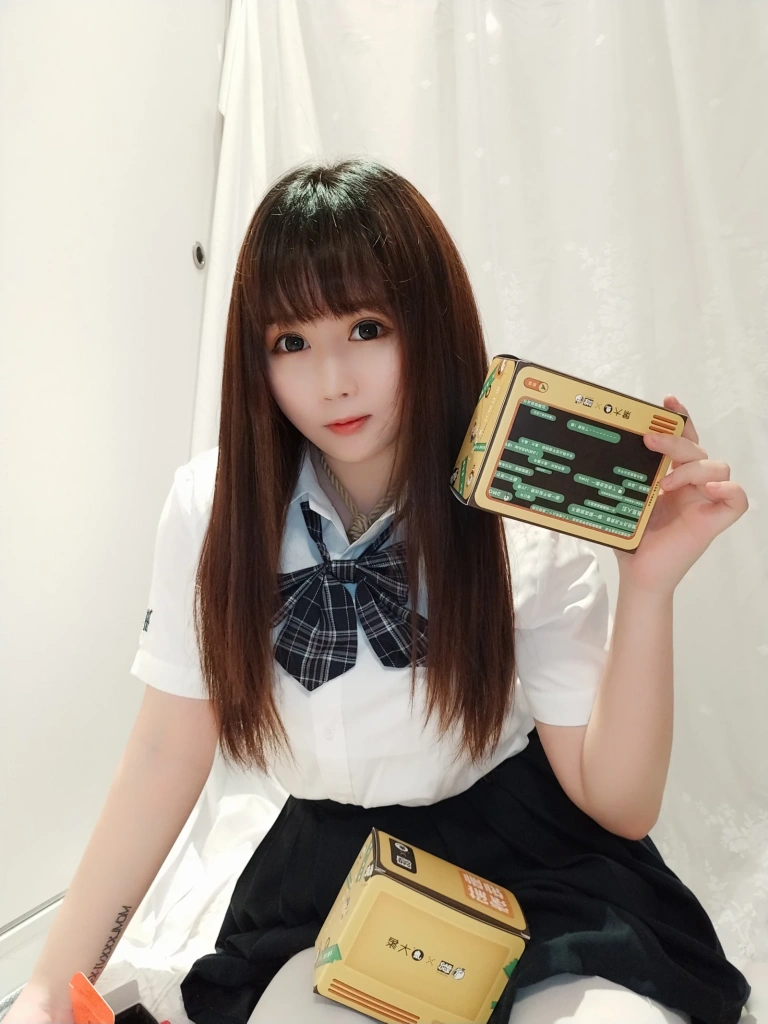 《JK捆绑》｜依酱 · 20张写真