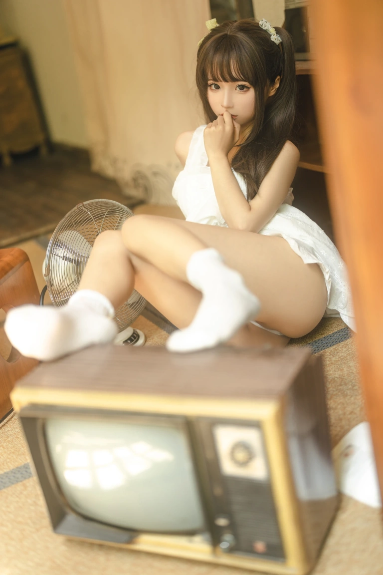 《白吊带》｜蠢沫沫 · 115张写真、1 个视频