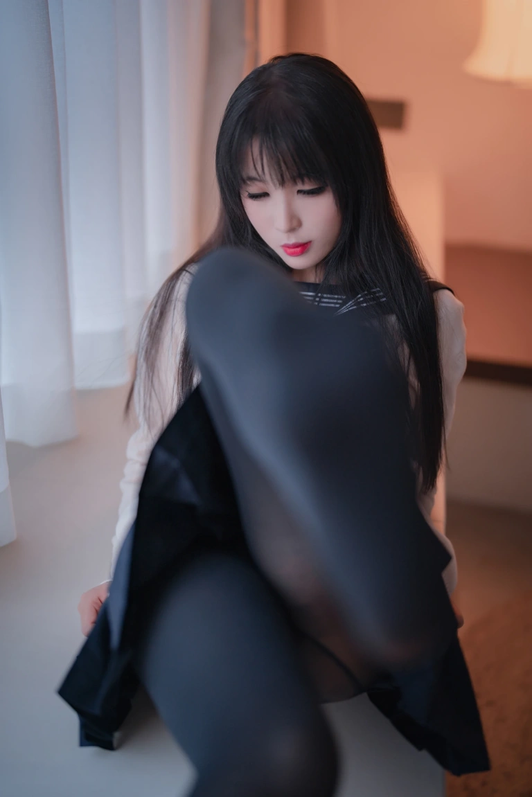 《NO.45 – 厚裤袜JK》｜轩萧学姐 · 44张写真