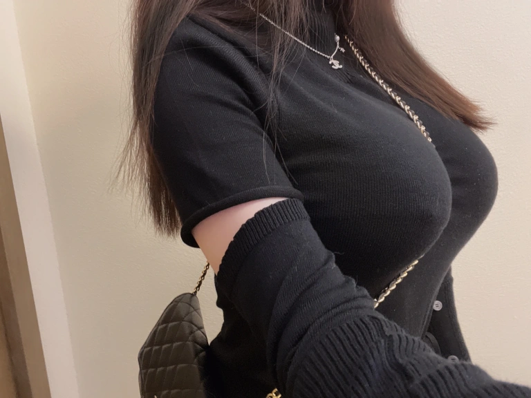 《丰满的一月》｜依酱 · 60张写真、11 个视频