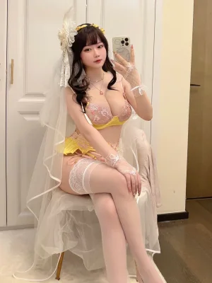 《丰满的一月》｜依酱 · 60张写真、11 个视频