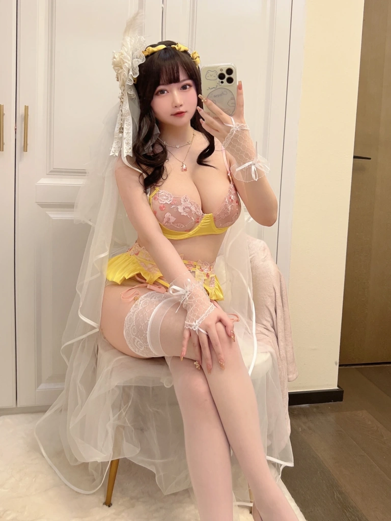 《丰满的一月》｜依酱 · 60张写真、11 个视频