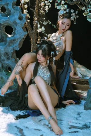 《NO.56 – 苗疆少女》｜轩萧学姐&奶桃桃 · 24张写真、1 个视频