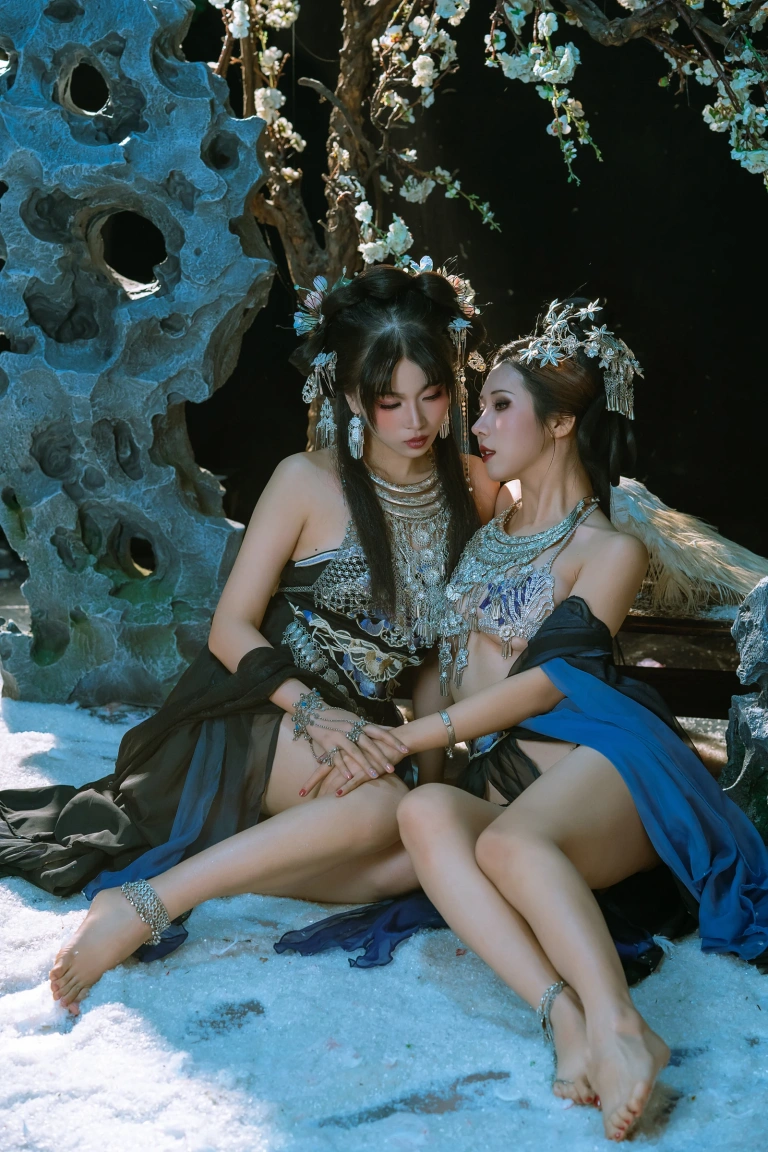 《NO.56 – 苗疆少女》｜轩萧学姐&奶桃桃 · 24张写真、1 个视频