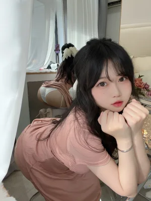 《人妻》｜依酱 · 31张写真、4 个视频