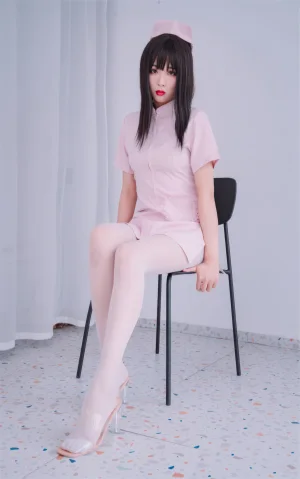《NO.64 – 粉色护士》｜轩萧学姐 · 59张写真、1 个视频