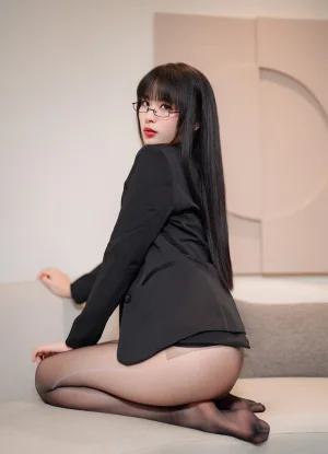《NO.67 – 下班后的ol》｜轩萧学姐 · 72张写真