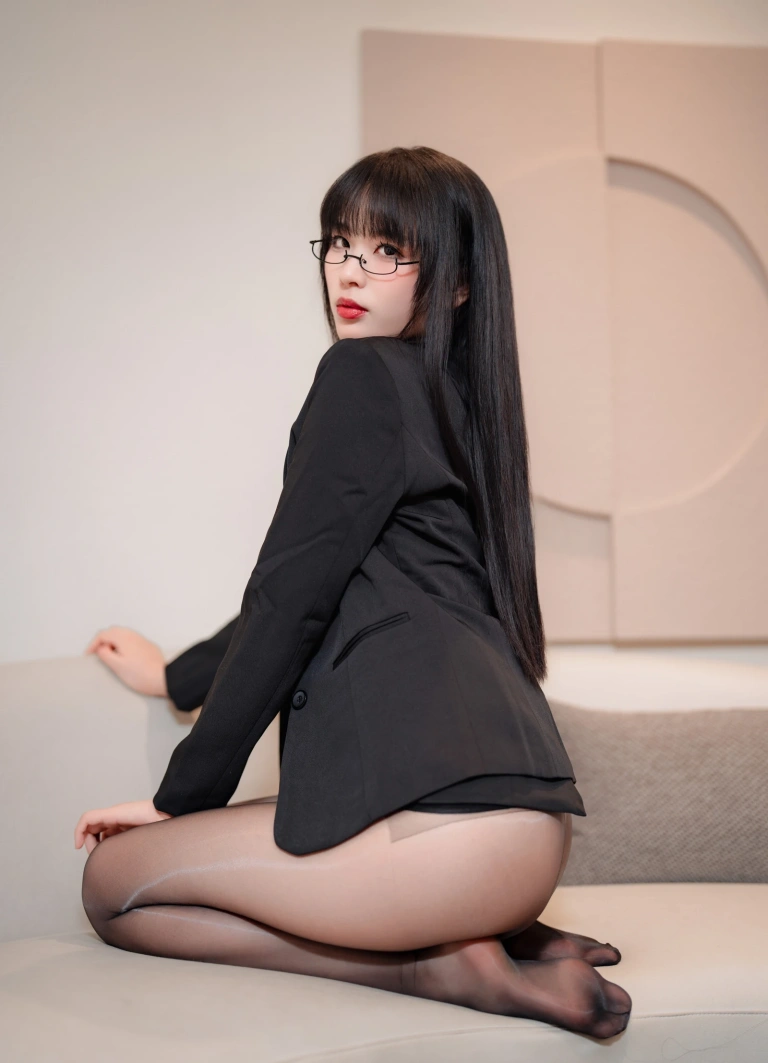 《NO.67 – 下班后的ol》｜轩萧学姐 · 72张写真