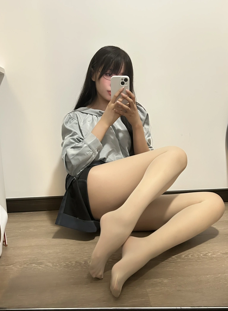 《NO.69 – 蓝裙 黑丝+肉丝OL》｜轩萧学姐 · 190张写真、4 个视频