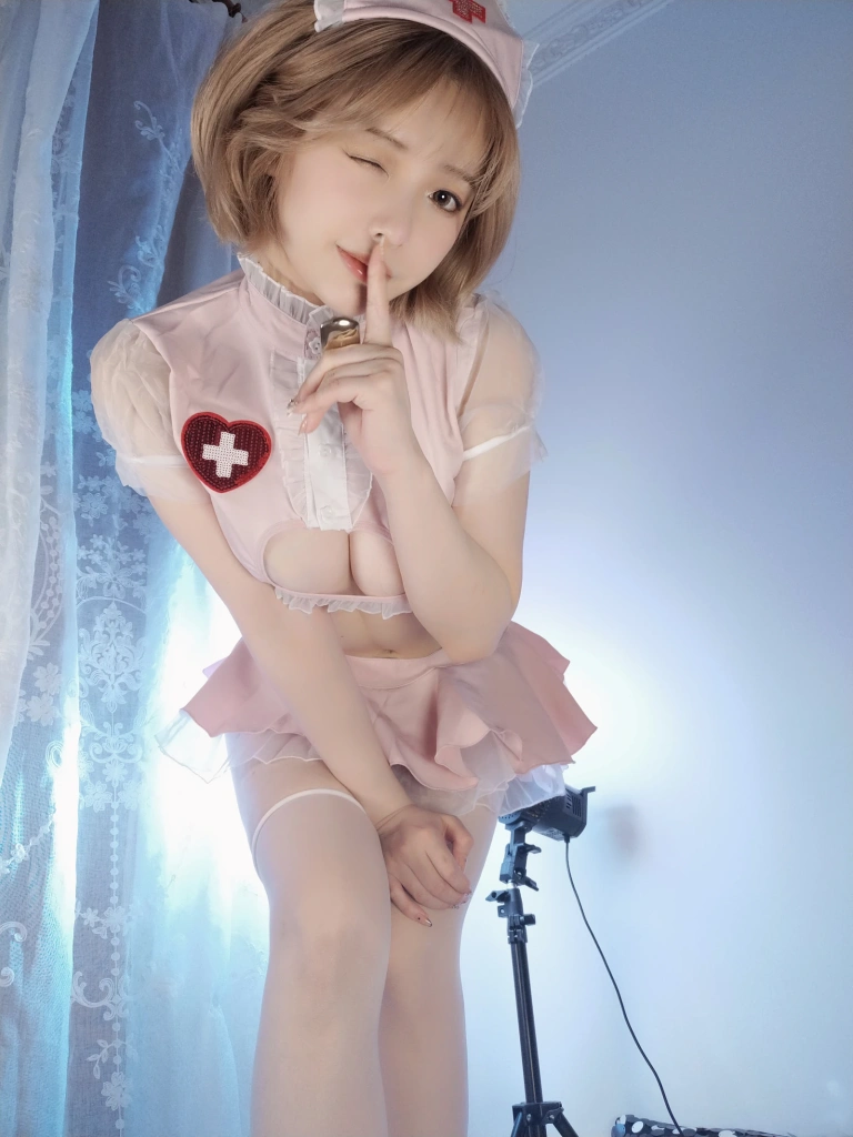 《粉护士》｜雯仔不讲道理 · 29张写真、1 个视频