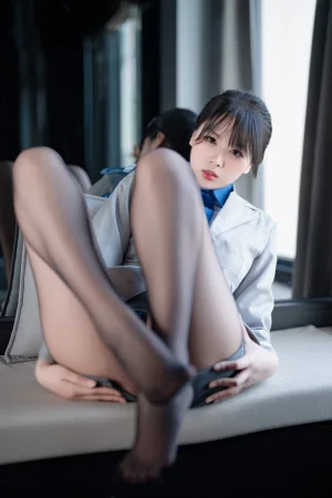 《NO.82 – 空姐室内黑丝》｜轩萧学姐 · 75张写真、1 个视频