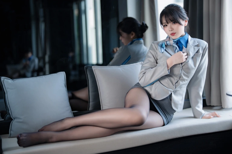 《NO.82 – 空姐室内黑丝》｜轩萧学姐 · 75张写真、1 个视频
