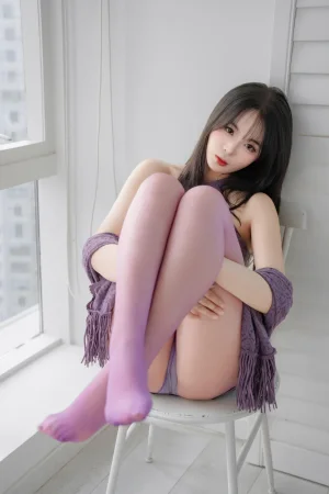 《NO.89 – 紫色旗袍红丝》｜轩萧学姐 · 74张写真、1 个视频