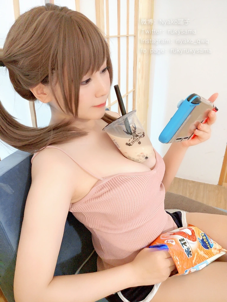 《自撮り②》｜Nyako喵子 · 197张写真、7 个视频
