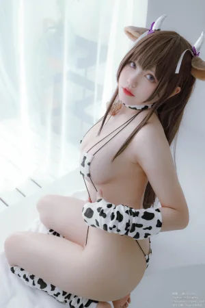 《樫野本 奶牛比基尼》｜Nyako喵子 · 98张写真、1 个视频